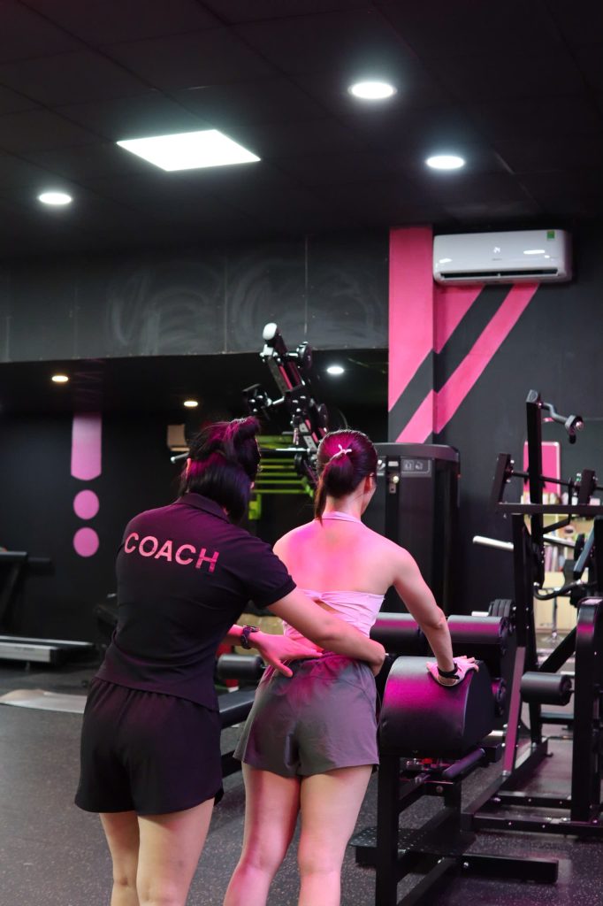Gym nữ Bình Dương với HLV nữ tận tâm giúp chị em tập luyện thoải mái, an toàn và tự tin hơn. Khám phá môi trường tập luyện dành riêng cho nữ tại MS.PI Women Fitness.