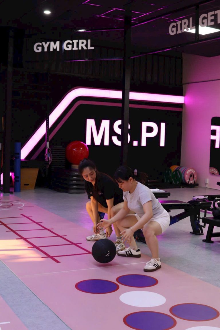 # Gym Nữ Bình Dương: Phụ Nữ Sau 30 Tuổi Vì Sao Càng Nên Tập Gym? | MS.PI Women Fitness Bước qua tuổi 30, cơ thể phụ nữ bắt đầu có nhiều thay đổi mà không phải ai cũng nhận ra ngay. Nhiều chị em cảm thấy: * Dễ tăng cân hơn trước * Bụng tích mỡ nhanh hơn * Thường xuyên đau lưng, mỏi vai gáy * Cơ thể thiếu năng lượng * Khó giảm cân dù ăn không nhiều Đây là quá trình hoàn toàn tự nhiên của cơ thể. Tuy nhiên, nếu không có chế độ vận động phù hợp, những thay đổi này sẽ diễn ra nhanh hơn theo thời gian. Đó cũng là lý do ngày càng nhiều phụ nữ sau tuổi 30 lựa chọn tập gym như một cách chăm sóc sức khỏe lâu dài. ## Sau 30 tuổi, cơ thể bắt đầu mất cơ tự nhiên Khối lượng cơ bắp không giữ nguyên mãi mãi. Theo thời gian, cơ thể sẽ dần mất cơ nếu không được vận động thường xuyên. Khi lượng cơ giảm xuống: * Cơ thể đốt năng lượng chậm hơn * Dễ tăng mỡ hơn * Dễ mệt mỏi hơn * Vóc dáng kém săn chắc hơn Đây là lý do nhiều người dù cân nặng không tăng nhiều nhưng vẫn cảm thấy cơ thể nặng nề và thiếu cân đối. ## Tập gym giúp kiểm soát mỡ thừa hiệu quả hơn Một trong những nỗi lo lớn nhất của phụ nữ sau tuổi 30 là vòng eo. Mỡ bụng thường xuất hiện nhiều hơn do: * Thay đổi nội tiết * Ít vận động * Căng thẳng kéo dài * Thiếu ngủ Tập luyện đều đặn giúp: * Tăng tiêu hao năng lượng * Duy trì khối cơ * Hỗ trợ kiểm soát mỡ thừa * Cải thiện vóc dáng toàn diện Đặc biệt, tập gym không chỉ giúp giảm mỡ mà còn giúp cơ thể săn chắc và cân đối hơn. ## Giảm đau lưng, đau vai gáy và cải thiện tư thế Nhiều phụ nữ sau tuổi 30 thường gặp tình trạng: * Đau lưng * Mỏi cổ vai gáy * Ngồi lâu dễ mệt * Cơ thể thiếu linh hoạt Nguyên nhân phần lớn đến từ việc cơ bắp yếu đi và thói quen sinh hoạt ít vận động. Các bài tập sức mạnh phù hợp giúp: * Tăng sức mạnh vùng lưng * Cải thiện cơ core * Hỗ trợ cột sống * Giảm cảm giác đau mỏi hằng ngày ## Tập gym không chỉ tốt cho cơ thể mà còn tốt cho tinh thần Áp lực công việc, gia đình và cuộc sống khiến nhiều phụ nữ thường xuyên rơi vào trạng thái căng thẳng. Tập luyện giúp: * Giảm stress * Ngủ ngon hơn * Cải thiện tâm trạng * Tăng năng lượng tích cực Đó là lý do nhiều người gắn bó với gym không chỉ vì vóc dáng mà còn vì cảm giác khỏe mạnh và vui vẻ hơn sau mỗi buổi tập. ## Phụ nữ sau 30 tuổi nên tập như thế nào? Không cần tập quá nặng hay ép bản thân theo những mục tiêu cực đoan. Điều quan trọng là: * Tập luyện đều đặn * Kết hợp sức mạnh và cardio * Ăn uống cân bằng * Ngủ đủ giấc * Duy trì lối sống lành mạnh Một cơ thể khỏe mạnh luôn được xây dựng từ những thói quen nhỏ lặp lại mỗi ngày. ## Tập Gym Cho Nữ Tại MS.PI Women Fitness Tại **MS.PI Women Fitness – Gym Nữ Bình Dương**, chúng tôi xây dựng chương trình tập luyện phù hợp cho phụ nữ ở mọi độ tuổi, đặc biệt là chị em từ 30 tuổi trở lên. Các chương trình tập trung vào: ✔ Giảm mỡ khoa học ✔ Tăng cơ săn chắc ✔ Cải thiện sức khỏe ✔ Giảm đau mỏi cơ thể ✔ Nâng cao chất lượng cuộc sống Đội ngũ HLV luôn đồng hành để giúp chị em tập luyện an toàn, hiệu quả và phù hợp với thể trạng riêng. ### Website [https://mspi.vn](https://mspi.vn) ### Từ khóa SEO Gym nữ Bình Dương, tập gym cho phụ nữ 30 tuổi, giảm mỡ cho nữ, tăng cơ giảm mỡ, tập gym cải thiện sức khỏe, PT nữ Bình Dương, phòng gym nữ Bình Dương, MS.PI Women Fitness. **Sau 30 tuổi, tập gym không còn chỉ để đẹp hơn. Mà là để khỏe hơn, trẻ lâu hơn và tận hưởng cuộc sống trọn vẹn hơn mỗi ngày.** 💗