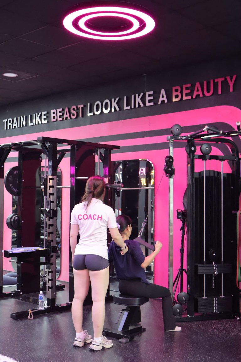 Huấn luyện viên nữ hướng dẫn học viên tập gym 1 kèm 1 tại MS.PI Women Fitness Bình Dương.