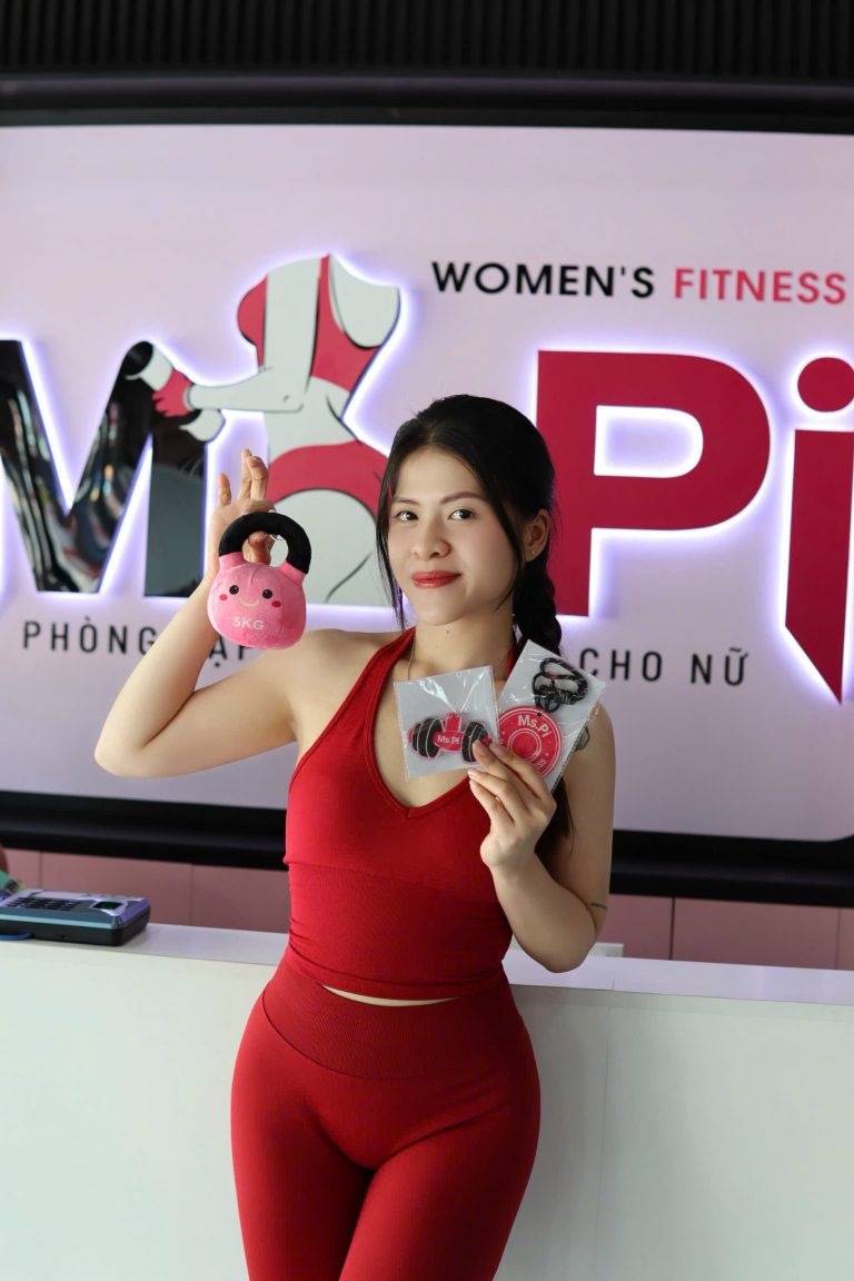 Huấn luyện viên nữ tại MS.PI Women Fitness Bình Dương hỗ trợ giảm mỡ, tăng cơ và siết dáng cho học viên.
